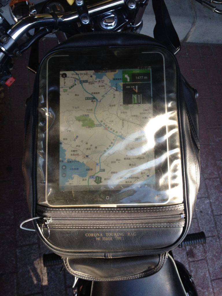 コロナタンクバッグの地図を入れるところにiPadをセット