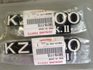 カワサキ純正 KZ1000 MK-II サイドカバーエンブレム、部品番号 56018-1115、新品未開封品。